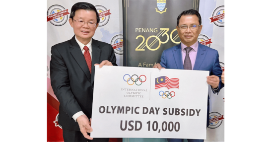 Tan Sri Dato’ Sri (Dr.) Mohamad Norza Zakaria (right) presenting the Olympic Day Subsidy amounting of USD 10,000 to The Right Honourable Mr. Chow Kon Yeow (left).