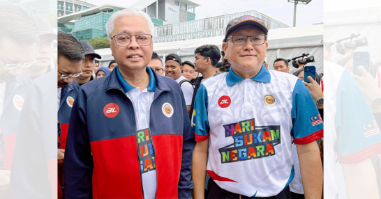 Dato’ Chong Kim Fatt (right) with the Prime Minister of Malaysia, Y.A.B. Dato’ Sri Ismail Sabri Yaakob (left) during the launch of the National Sports Day 2022.